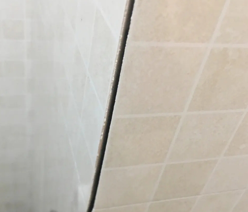 宁城瓷砖空鼓维修公司分享阳台瓷砖脱落的修复过程可以分为以下几个步骤