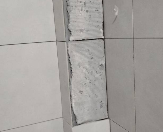 宁城瓷砖空鼓维修公司分享下瓷砖施工前基层浇水润湿程度不足，可能导致以下问题