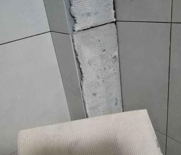 宁城瓷砖空鼓维修公司分享下厨房瓷砖脱落的补救措施。